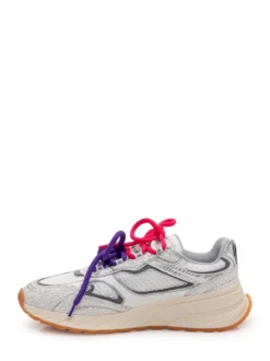 Dynamic sneakers with contrast laces