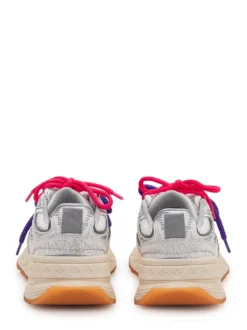 Dynamic sneakers with contrast laces