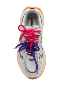Dynamic sneakers with contrast laces