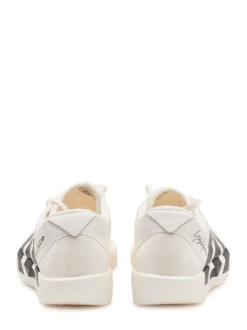 Running sneakers with dynamic design