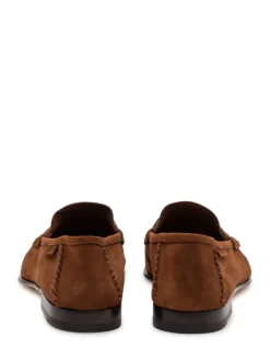 Twisted loafer with essential design