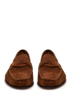 Twisted loafer with essential design